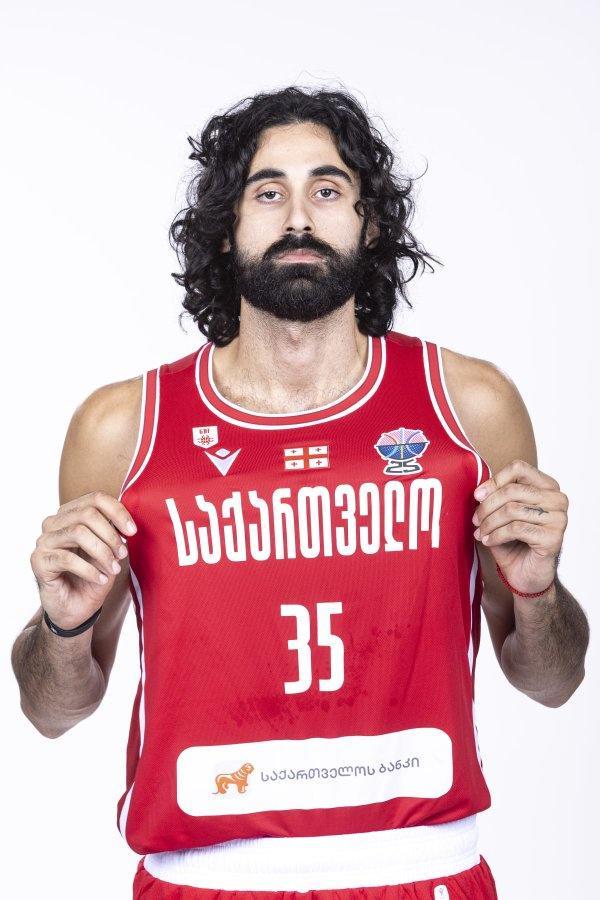 开云体育官网-艺术气息!魔术&格鲁吉亚中锋比塔泽在社交媒体晒出自己的新造型