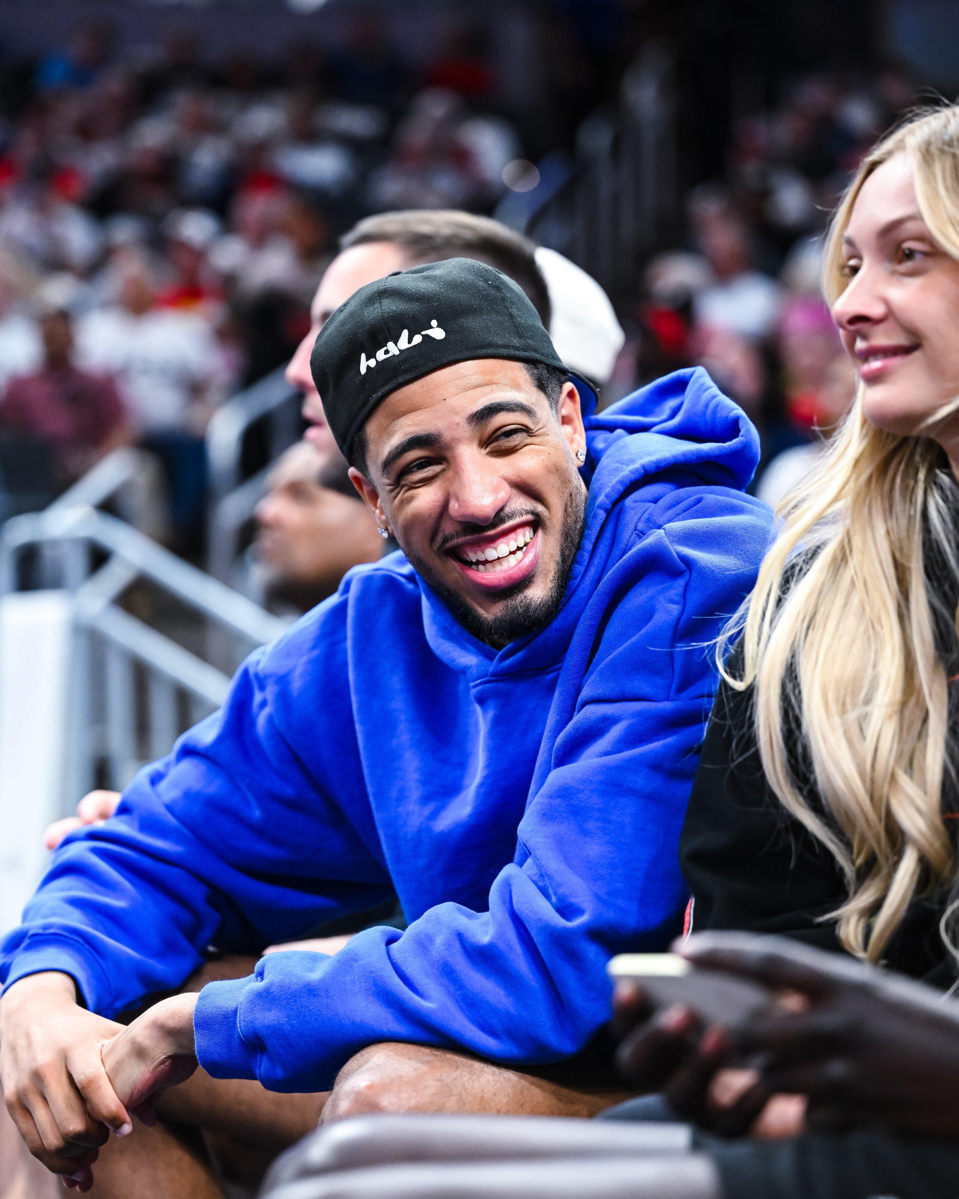 开云体育官网-笑容满面！步行者官方晒哈利伯顿现身狂热主场观战