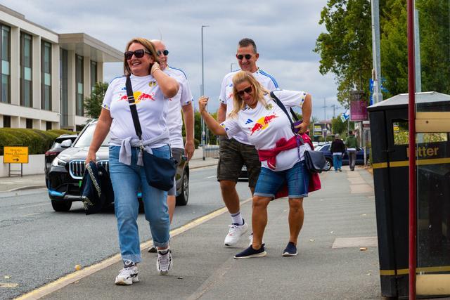 开云-乌龙!女子为丈夫网购利兹联官方新款装备,却收到XXXL桑德兰球衣