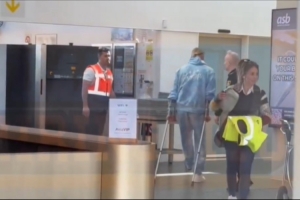 早日康复!哈兰德来到巴塞罗那接受检查,被拍到拄拐行走